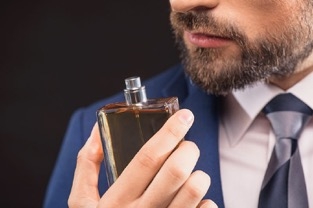 Scheersalon informatie - Geuren - Sfeer man ruikt aan geur