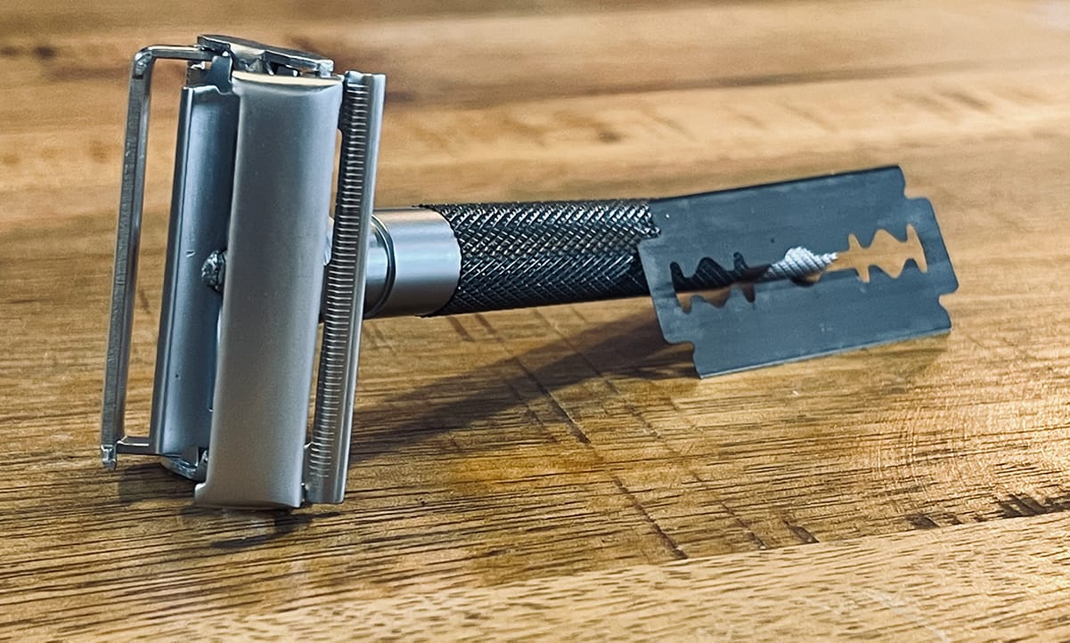 Scheersalon informatie - Double edge blades - hoe plaats je een blade in een safety razor?