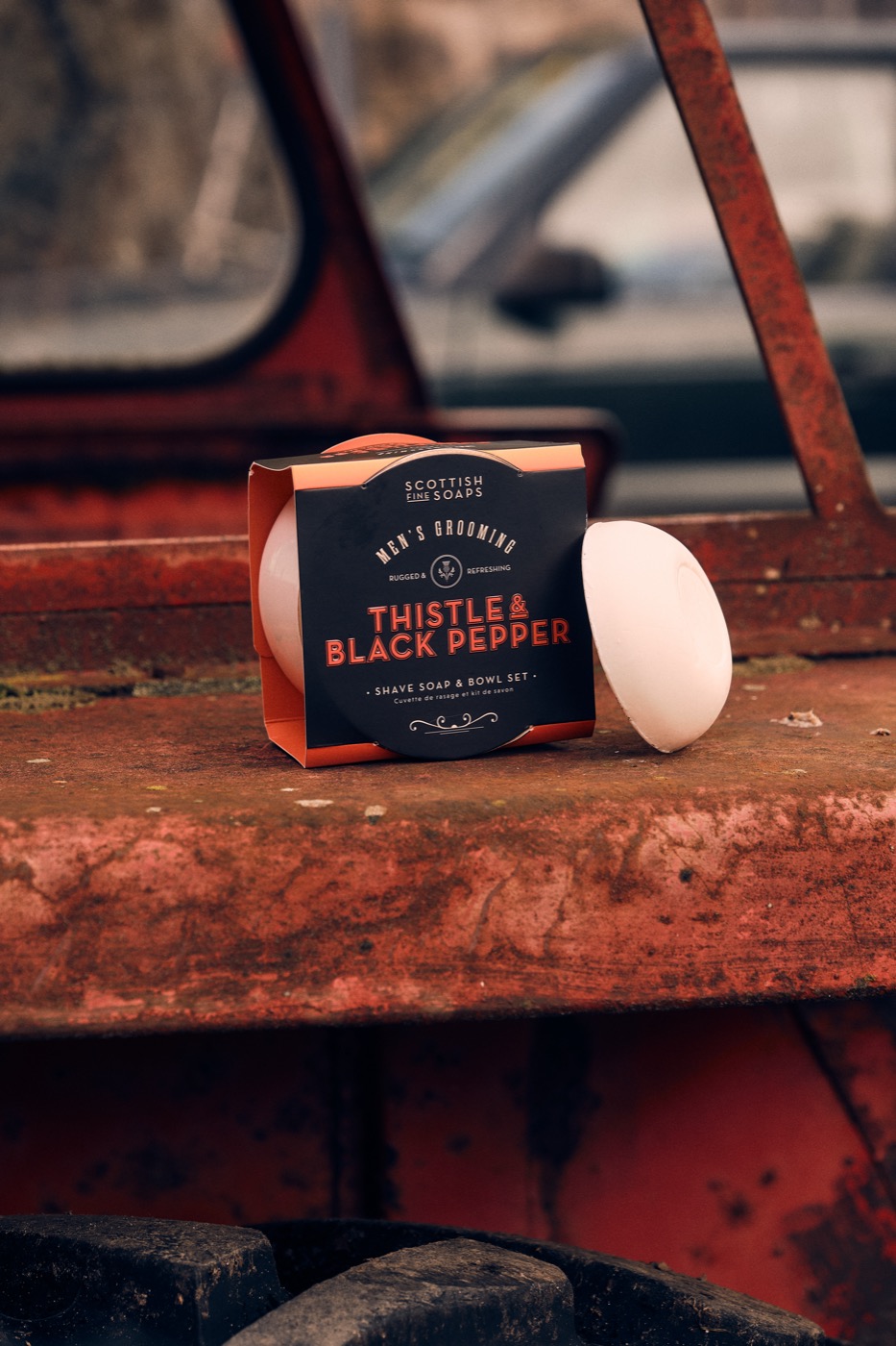 Scheerzeep in bowl Thistle en Black Pepper