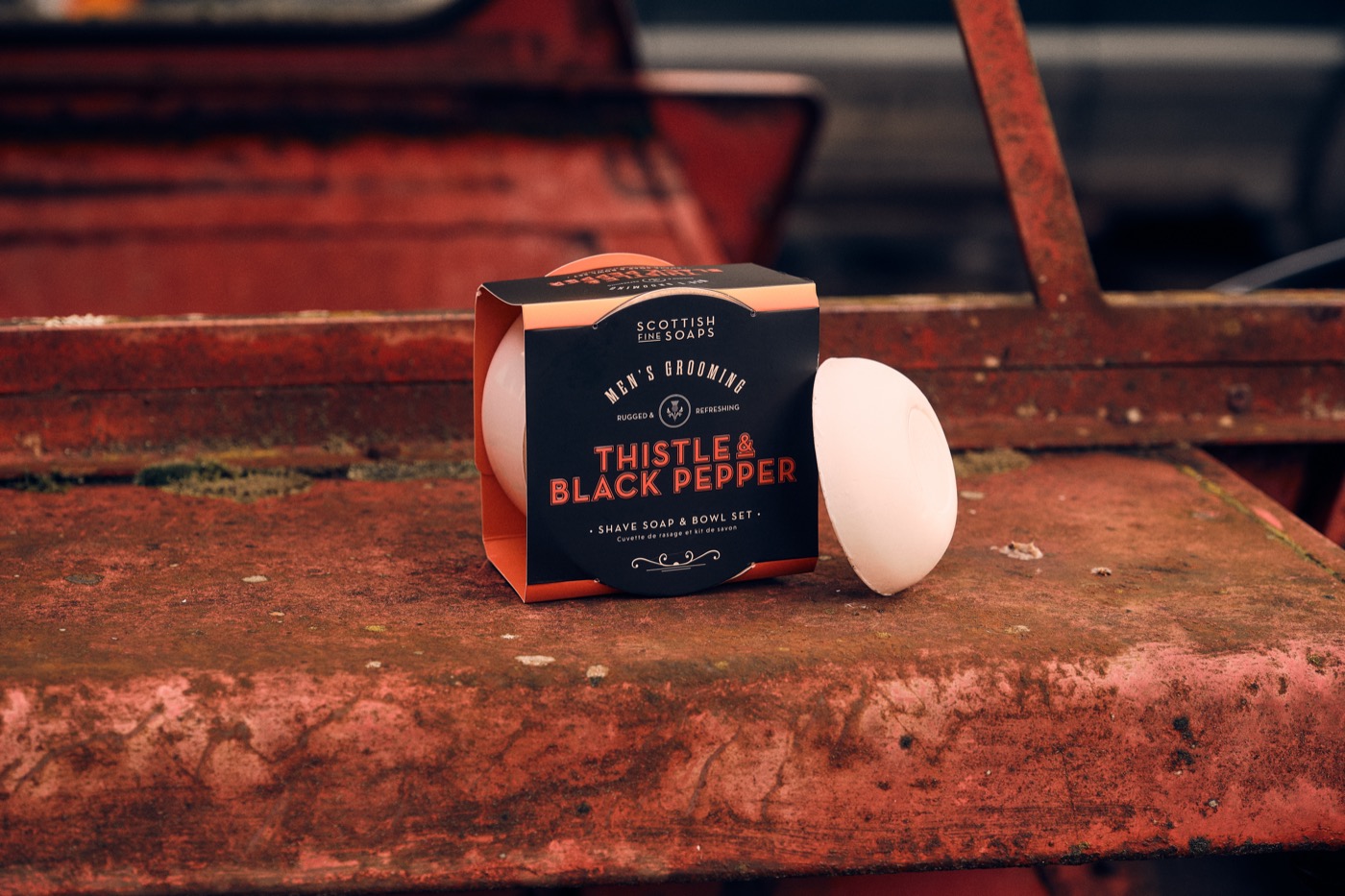 Scheerzeep in bowl Thistle en Black Pepper